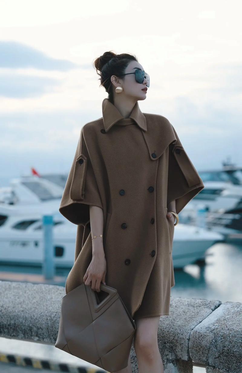 女生冬季斗篷外套怎么搭配