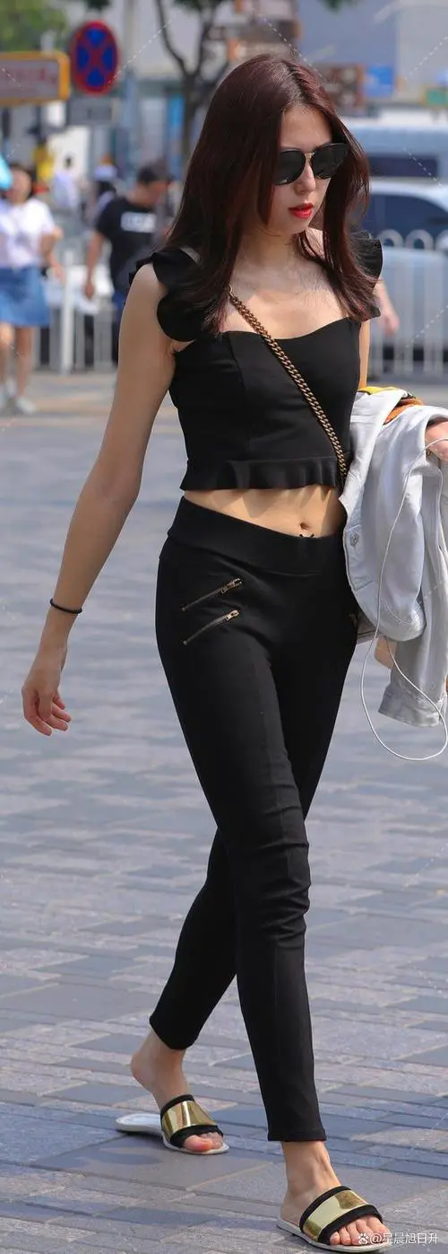 黑色紧身背心怎么搭配