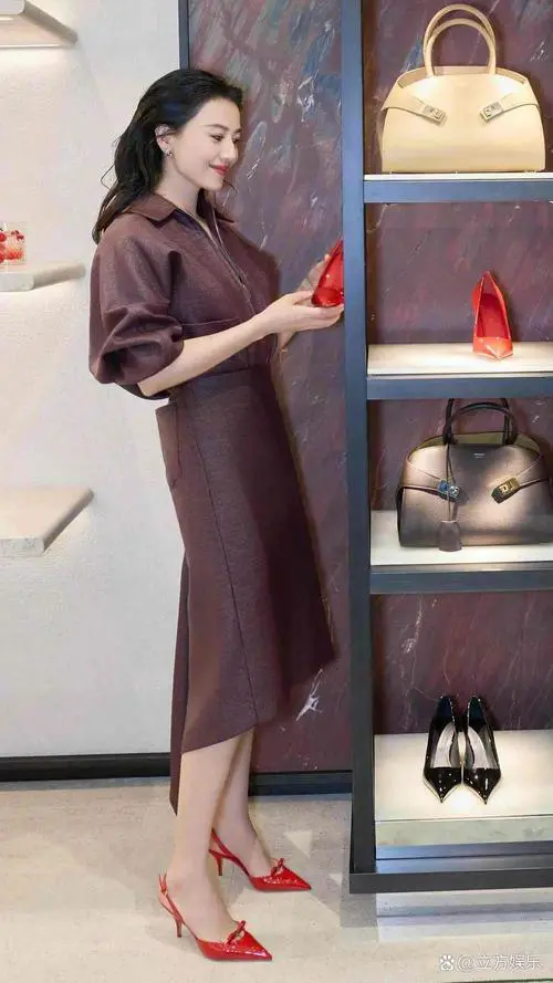 红色猫跟鞋怎么搭配