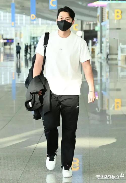 男士运动鞋配什么裤子