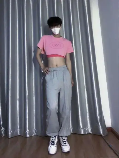 男生露脐上衣怎么搭配