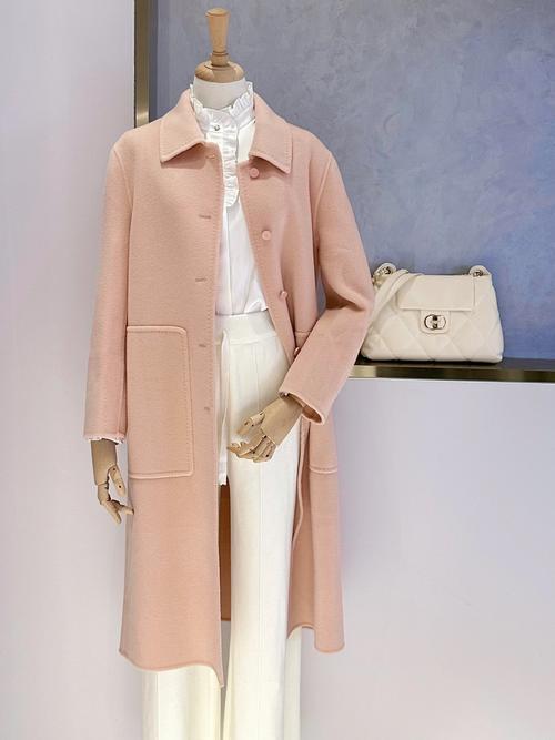 米粉色大衣怎么搭配好看