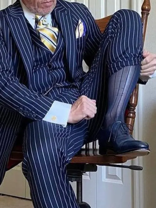 蓝色皮鞋怎么搭配衣服好看吗