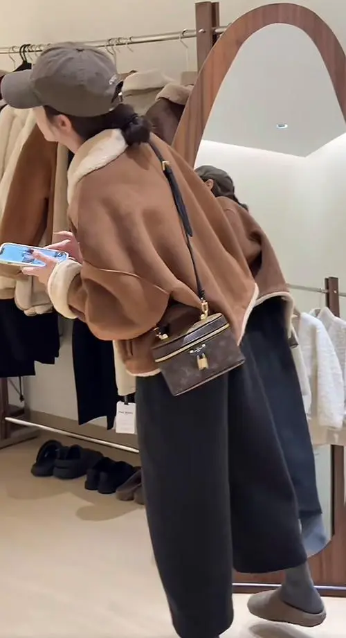 鹿皮绒裤子怎么搭配