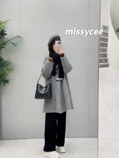圆领灰色大衣怎么搭配