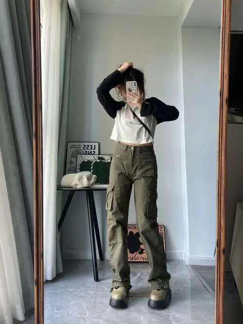 女工装裤配什么上衣