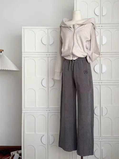 深灰色卫衣配什么裤子