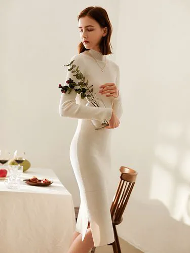 白色羊毛中裙怎么搭配衣服好看吗