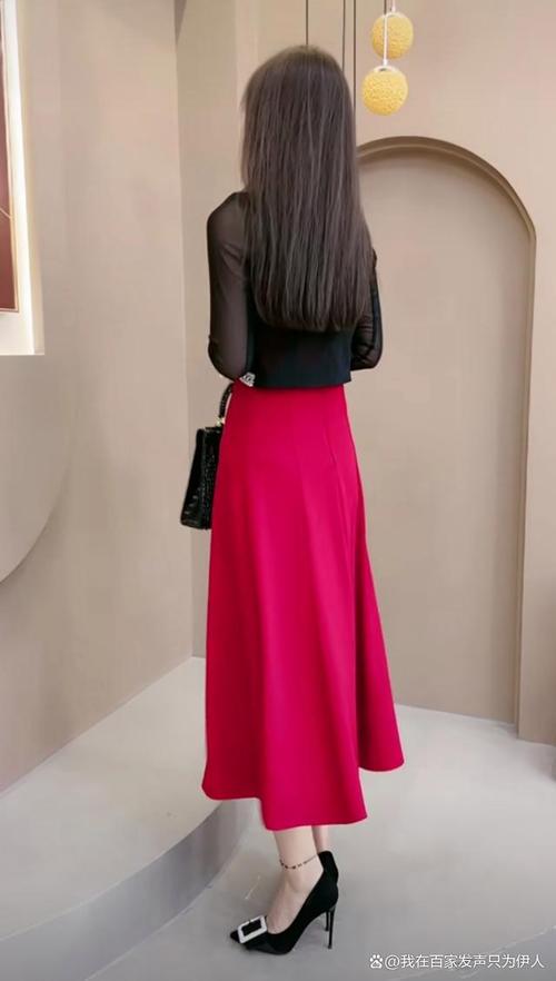 红色无袖修身连衣裙怎么搭配什么外套