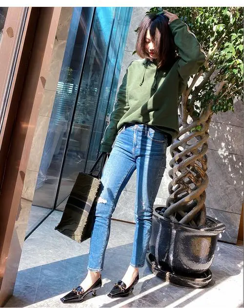 小方跟鞋怎么搭配裤子