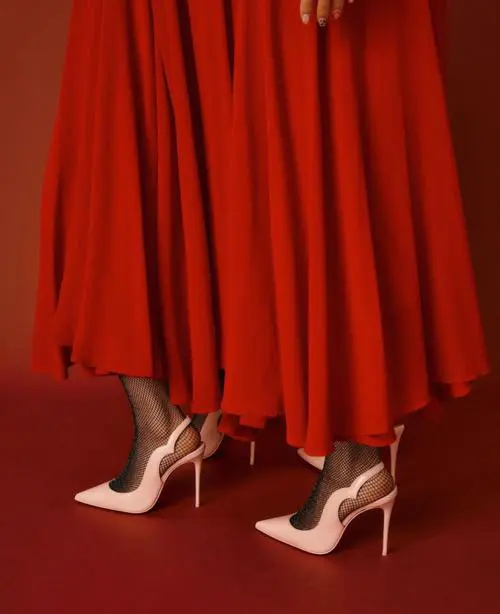 红色凉鞋鞋子怎么搭配