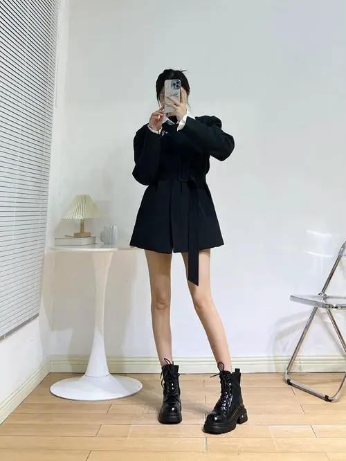 秋季女生穿马丁靴怎么搭配衣服好看图片