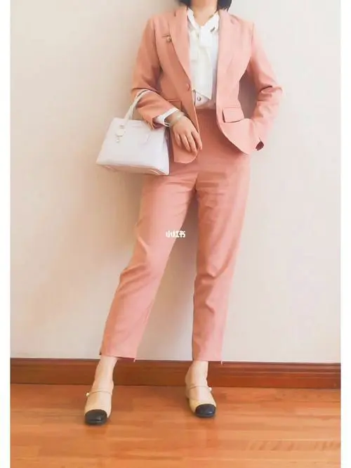 深肉粉色怎么搭配衣服