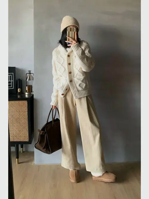 条绒裤子配什么上衣