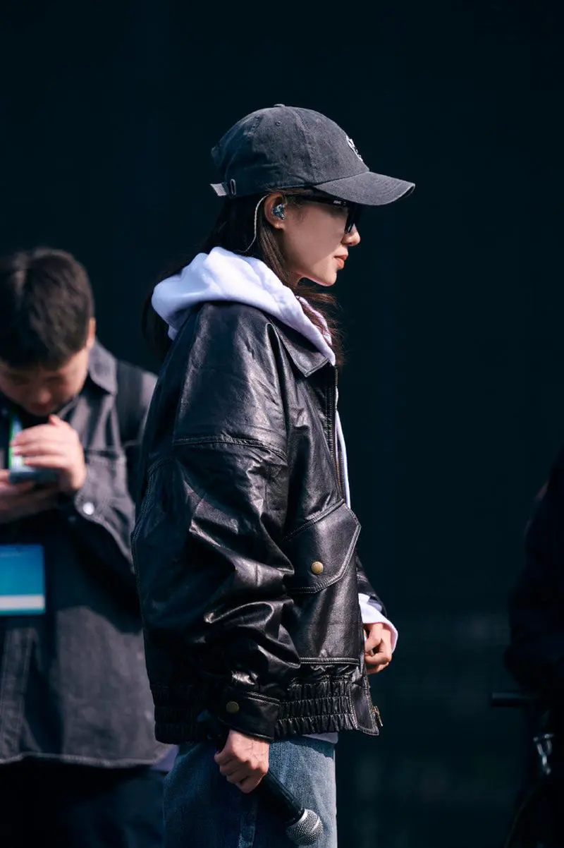 皮衣和卫衣怎么搭配