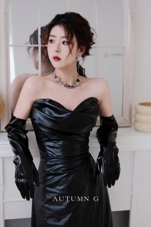 夏季半身黑色皮裙怎么搭配上衣图片欣赏