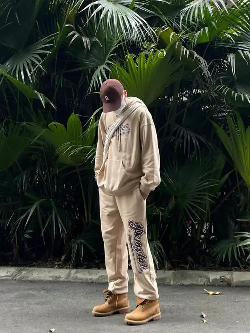 卡其色裤子配什么卫衣