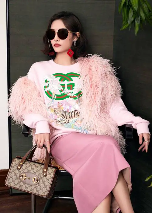 粉色皮草中长款怎么搭配好看图片