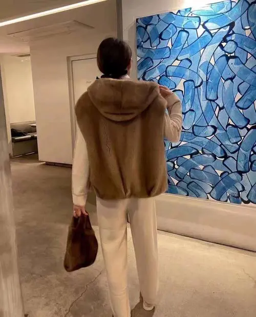 冬天棕色马甲怎么搭配