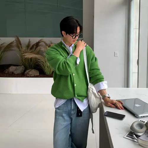 男士绿色开衫毛衣怎么搭配