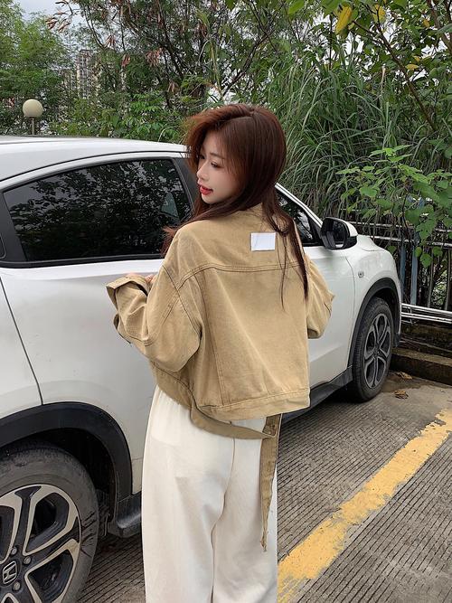 卡其色牛仔衣怎么搭配裤子好看