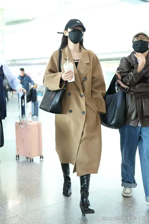 卡其色外套黑裤子怎么搭配