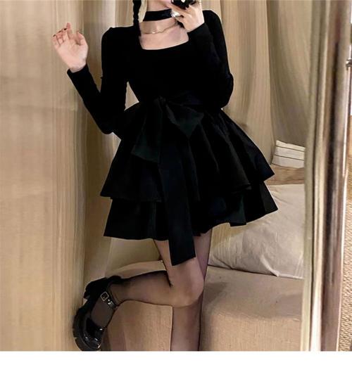 怎么搭配黑色蓬蓬裙