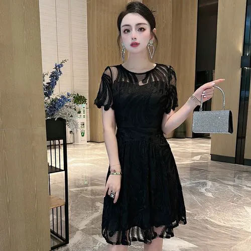 黑色蕾丝a字连衣裙怎么搭配