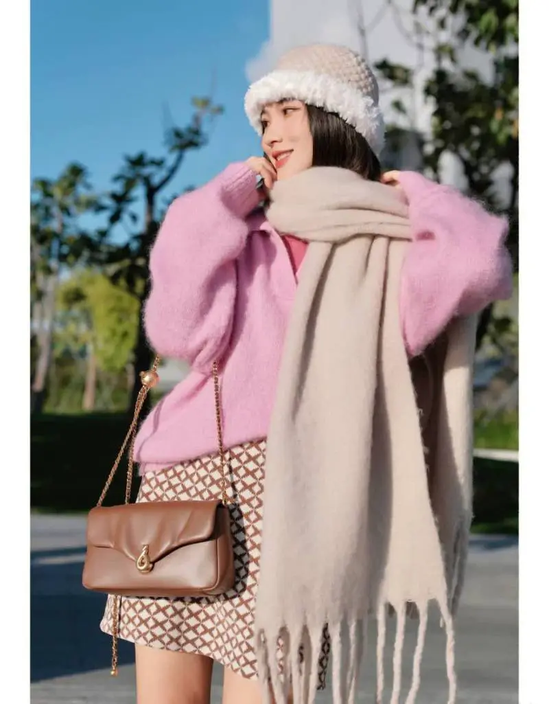 粉色的围巾怎么搭配衣服