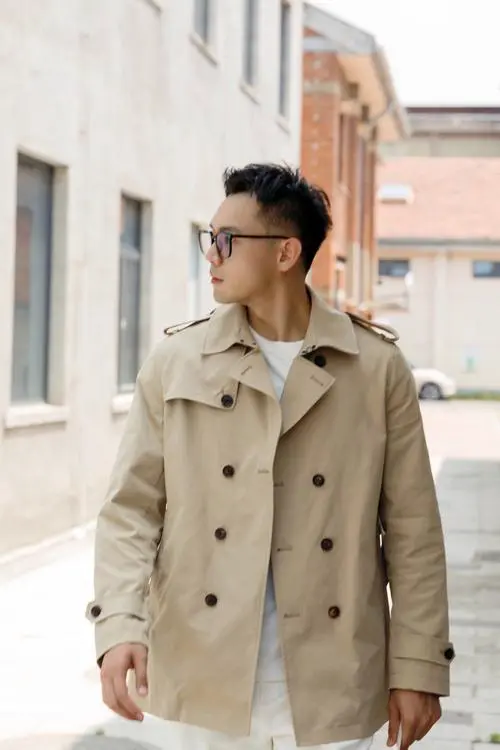 卡其色男大衣怎么搭配