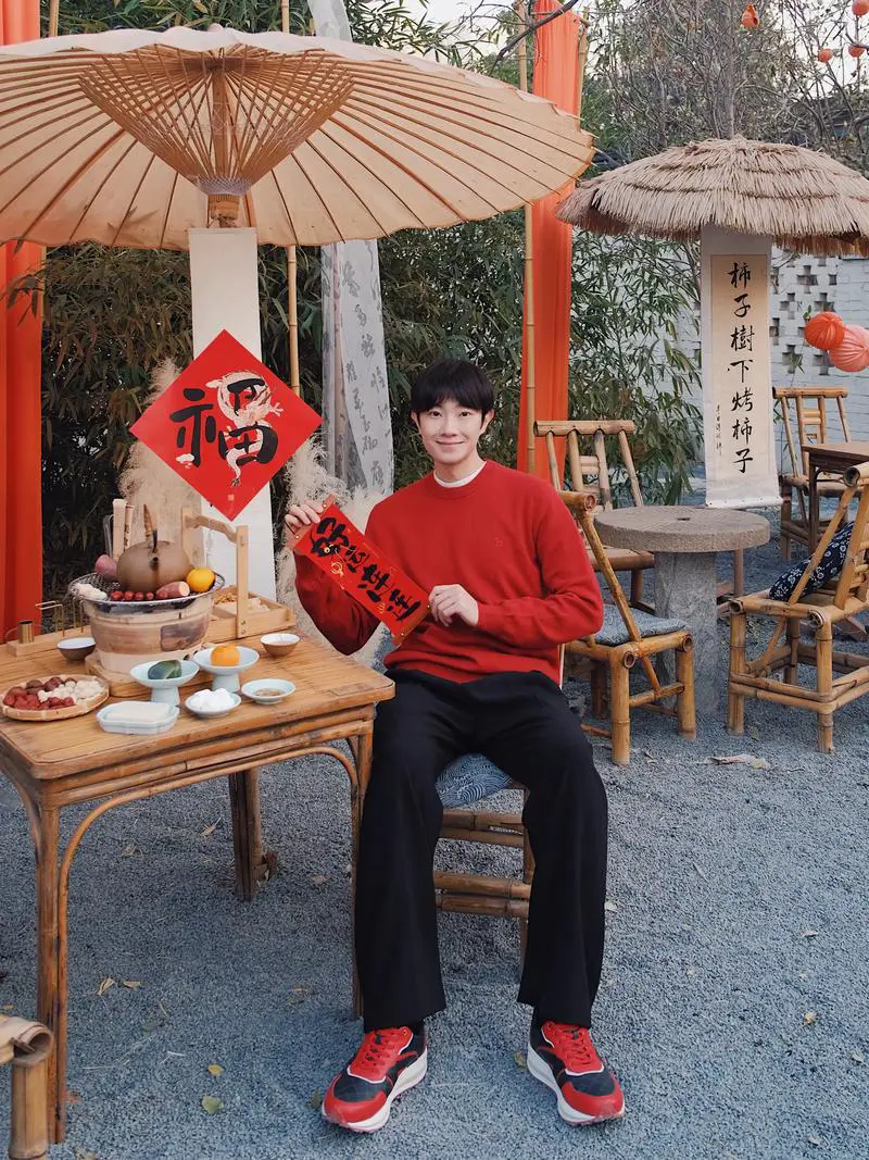 红鞋子怎么搭配衣服男