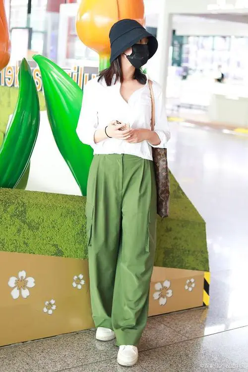 军绿色和卡其色大衣怎么搭配什么裤子好看图片