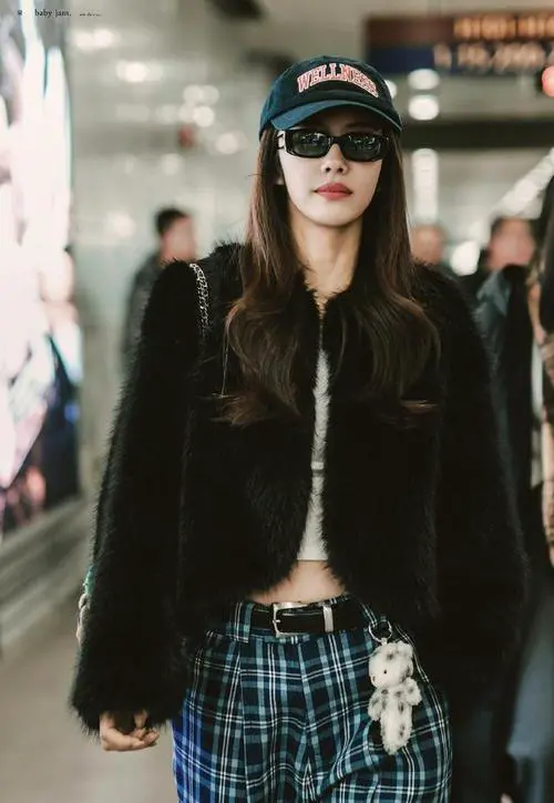 黑色皮草中款怎么搭配好看图片欣赏