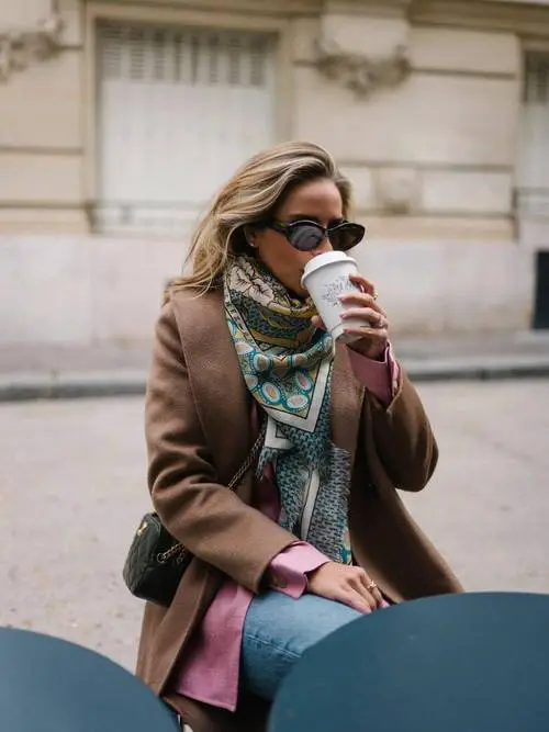 风衣怎么搭配丝巾