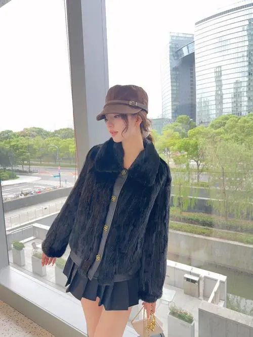 翻领貂皮怎么搭配丝巾