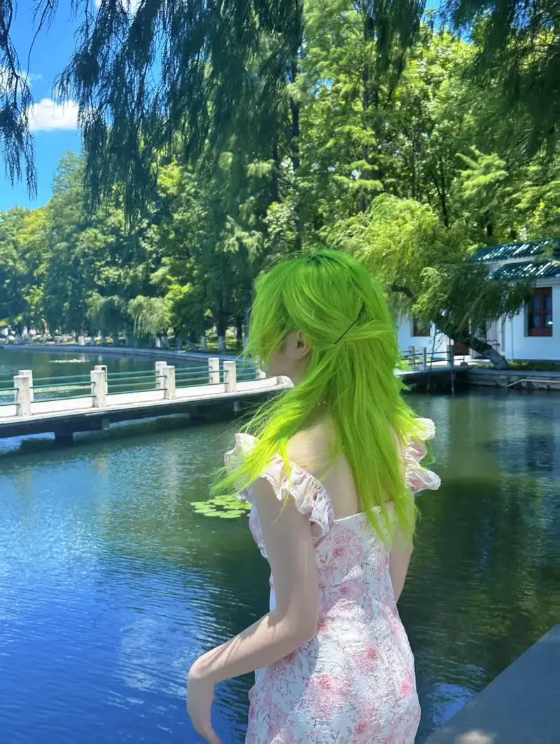 绿色头发怎么搭配衣服好看图片女生图片大全集