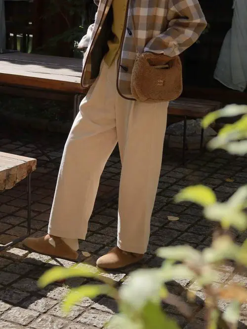 条绒裤子配什么上衣