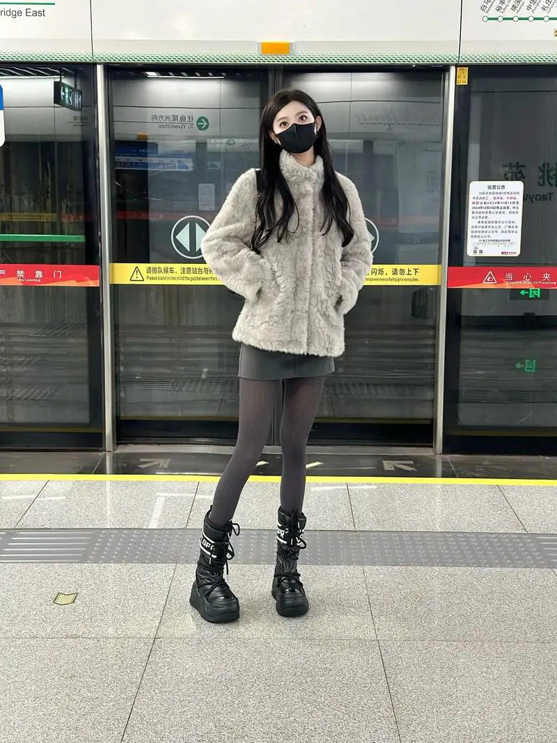 毛毛短靴怎么搭配裙子