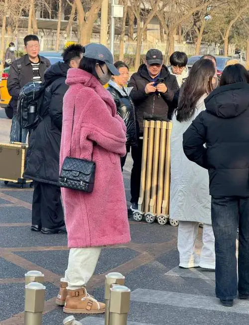 粉色大衣配什么包