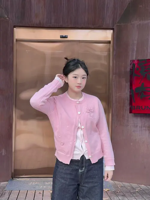 粉色短款小毛衣怎么搭配图片