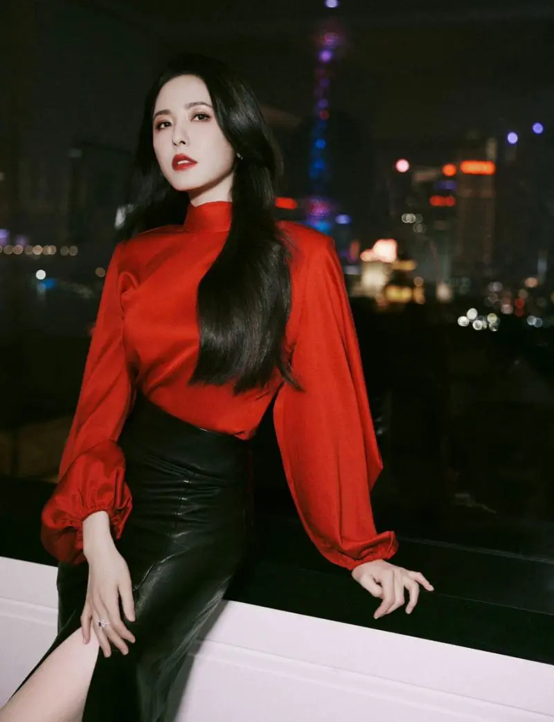 前面开叉皮裙怎么搭配上衣