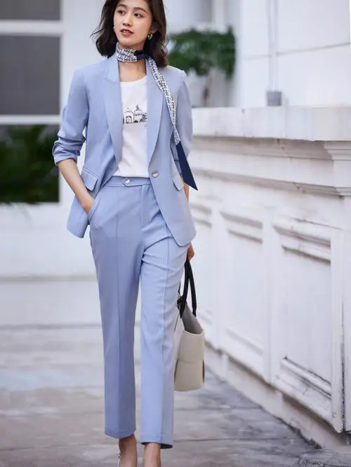 浅蓝色西装小外套怎么搭配