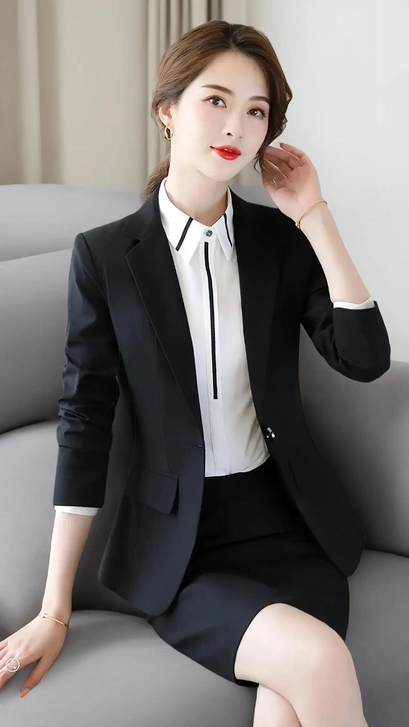 西装女生外套怎么搭配衣服