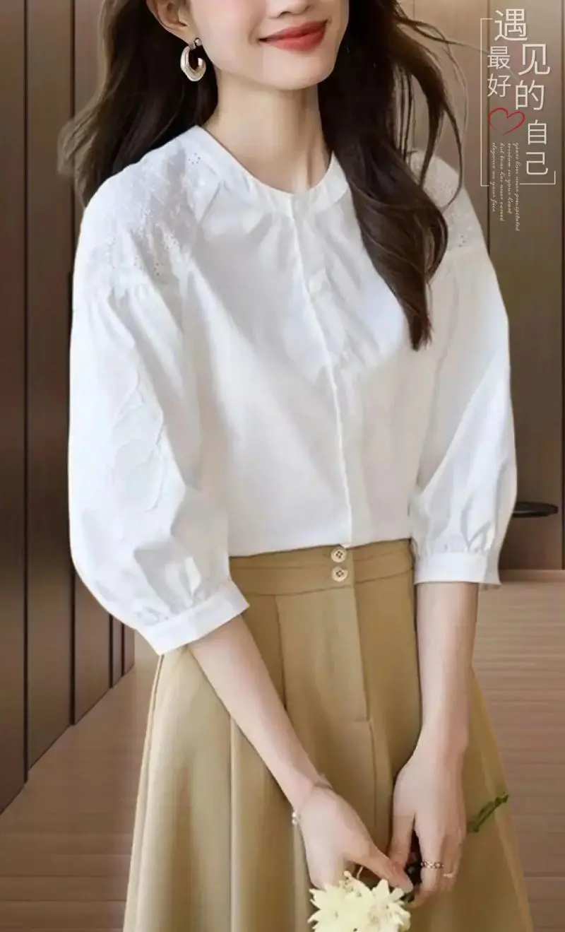 白色绣花衬衫怎么搭配