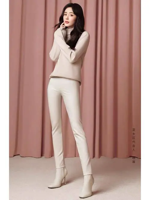 白色皮裤怎么搭配衣服图片