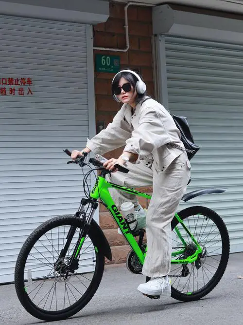 荧光色的鞋子怎么搭配衣服好看