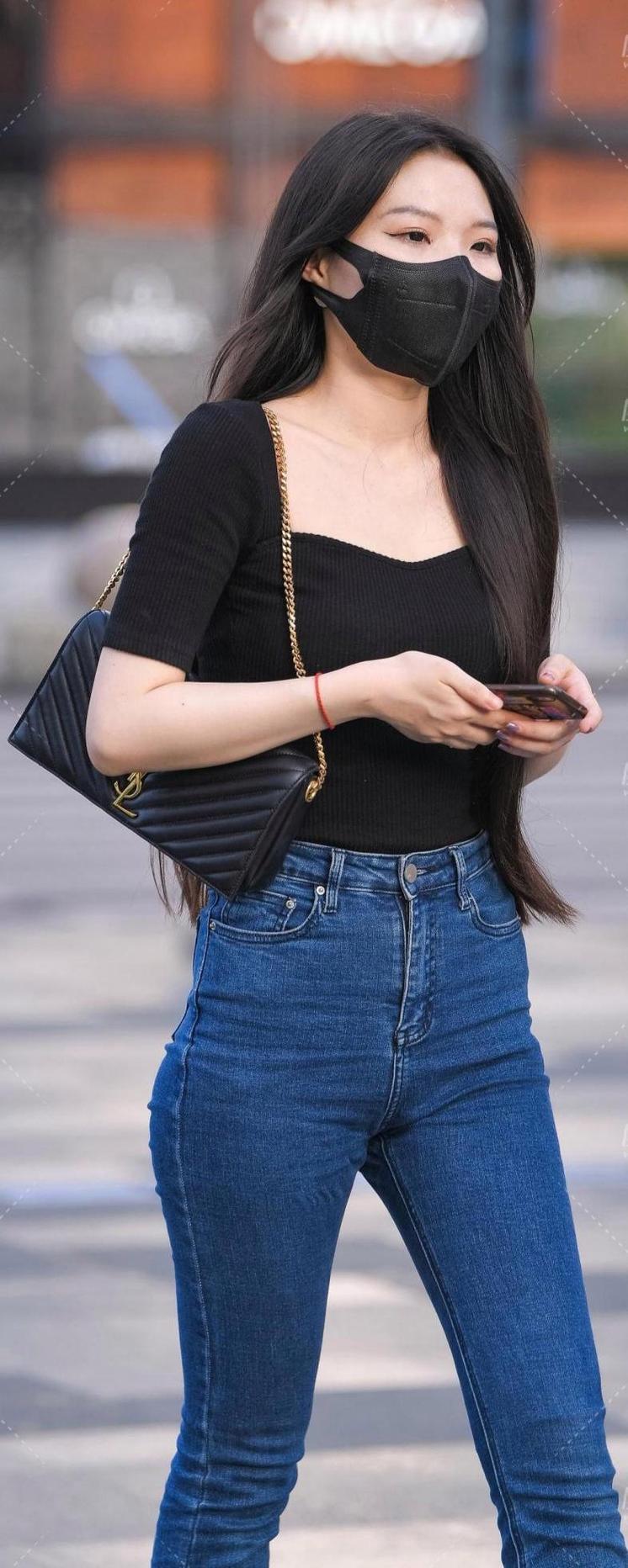 深蓝色牛仔裤配什么上衣