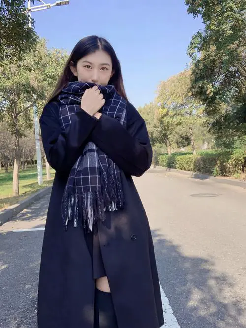黑白衣服怎么搭配什么围巾好看图片女生图片欣赏