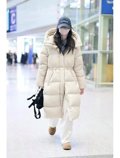 米色羽绒服配什么裤子