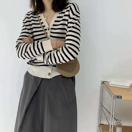 女生v领羊绒毛衣怎么搭配